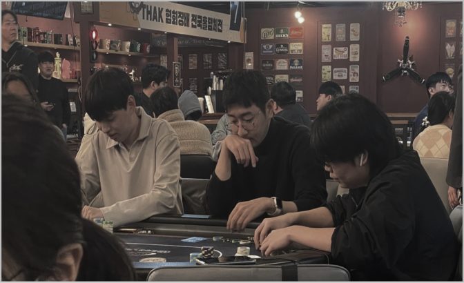 포커 테이블에서 경기 중인 참가자들