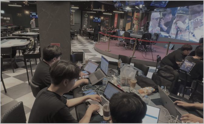 대회장 테이블에 노트북을 펴 놓고 앉은 사람들