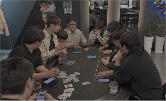 휴대폰을 테이블에 두고 경기하는 참가자들